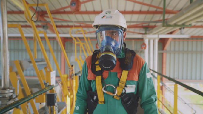 Collaborateur équipé d'un harnais, d'un casque et d'un appareil respiratoire sur le site de Speichim Saint Vulbas (01)